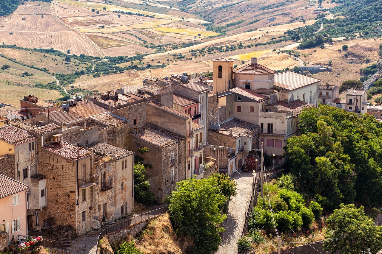 Vista panoramica del suggestivo borgo della Basilicata, con case in pietra e paesaggio collinare.