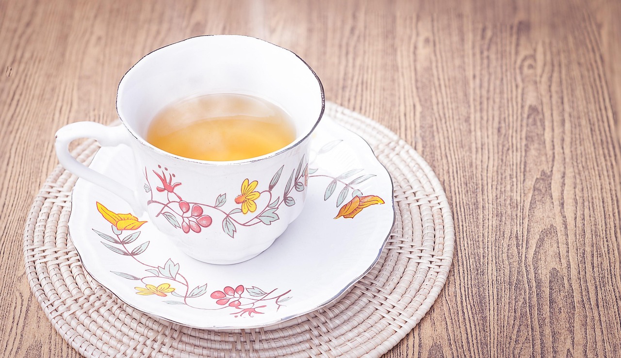 Tisana serale a base di erbe, con tazza fumante e ingredienti naturali per il benessere intestinale.