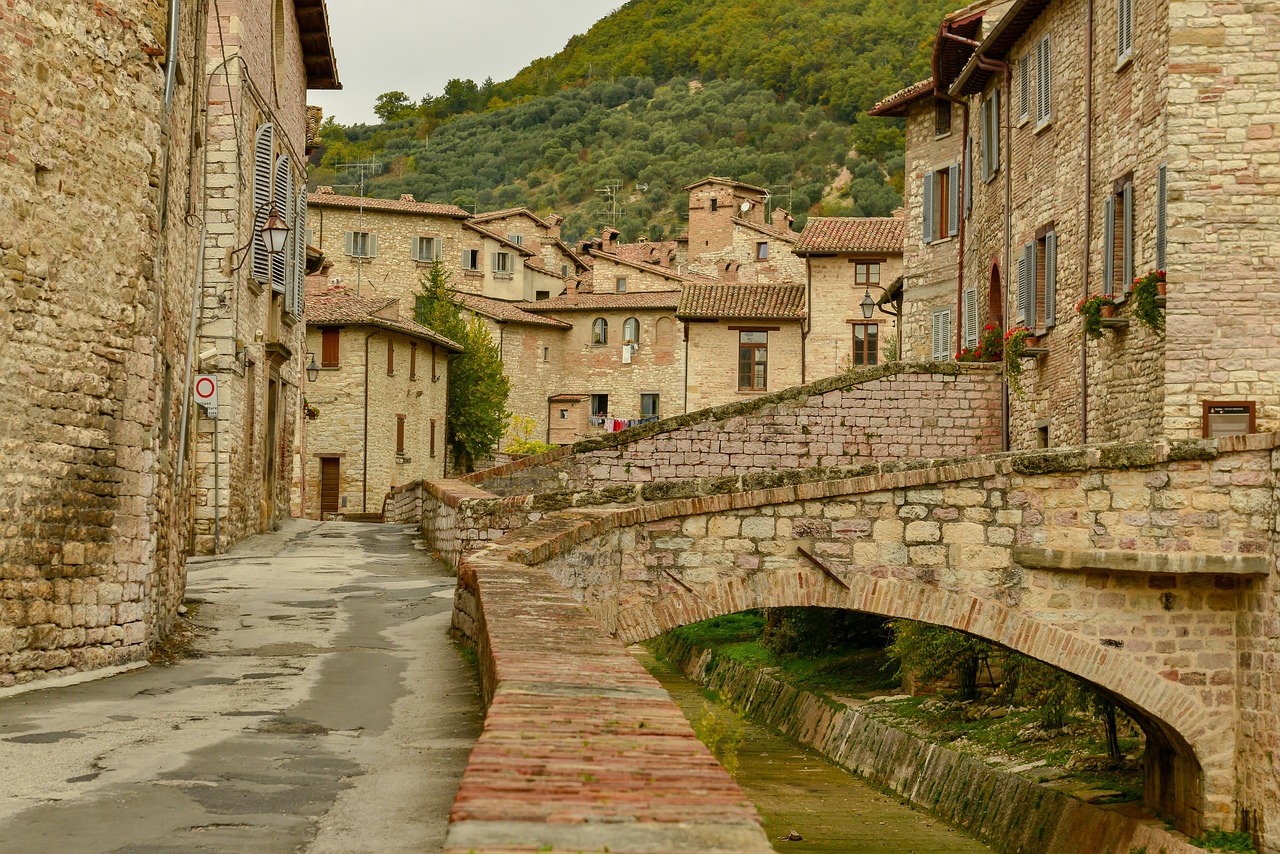 Panorama sereno di un caratteristico borgo dell'Emilia Romagna, immerso nella natura e nella quiete.