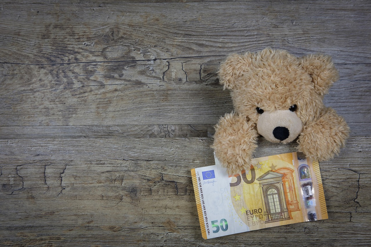 Immagine di un bonifico bancario con testo informativo sulla causale da utilizzare per evitare sanzioni fiscali.