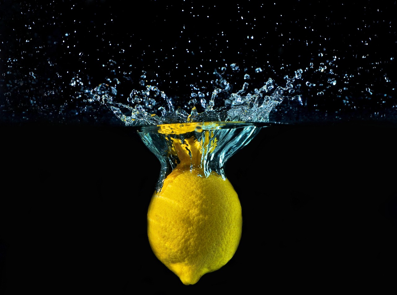 Limone con radici visibili, evidenziando gli effetti negativi dell'acqua eccessiva.