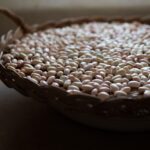 Crostata in cottura cieca con fagioli secchi su carta forno per evitare che si gonfi.