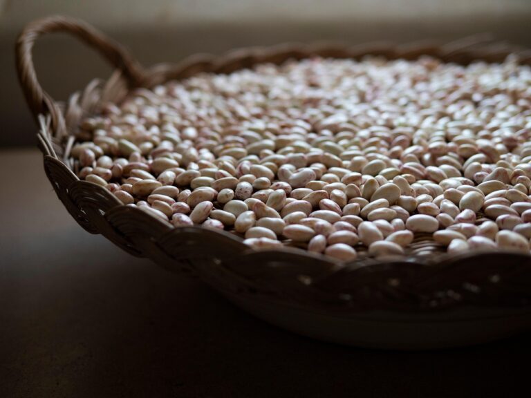 Cottura cieca della crostata: usa i fagioli secchi sopra la carta forno per non farla alzare