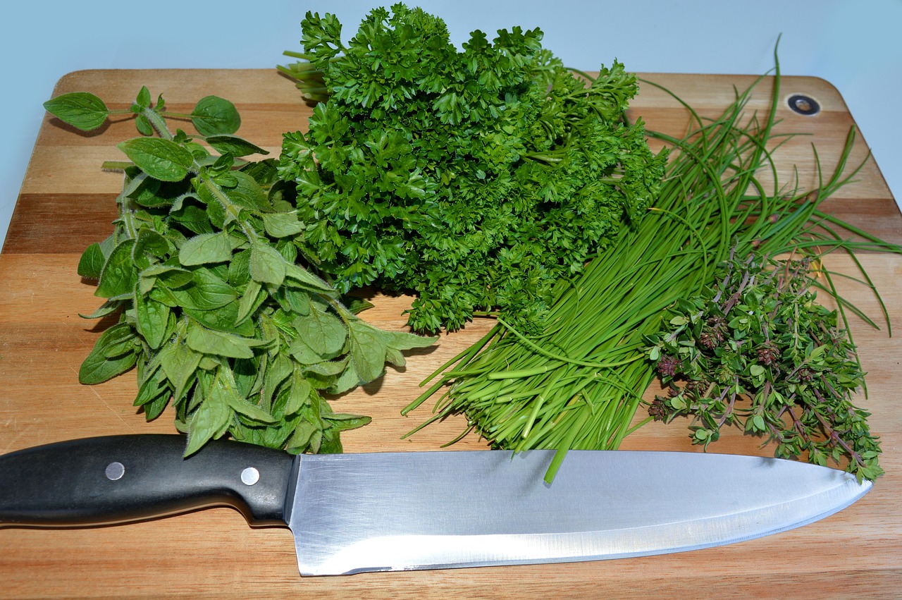 Erbe aromatiche fresche in un vaso, pronte per essere conservate secondo i trucchi della nonna.