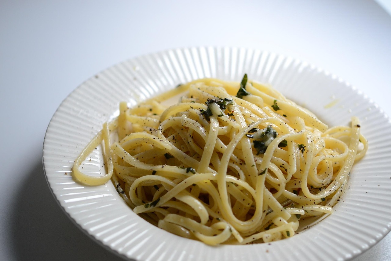 Pasta al limone con crema vellutata, guarnita con scorza di limone fresco.