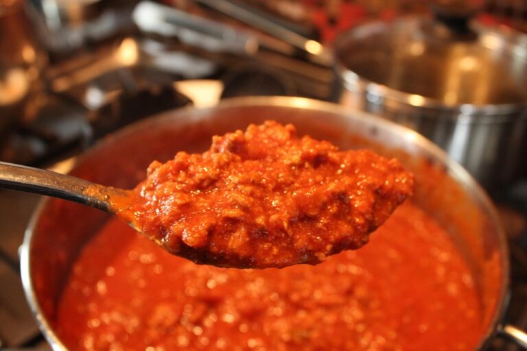 Ragù acido? Aggiungi un pizzico di zucchero o bicarbonato per correggere il pomodoro