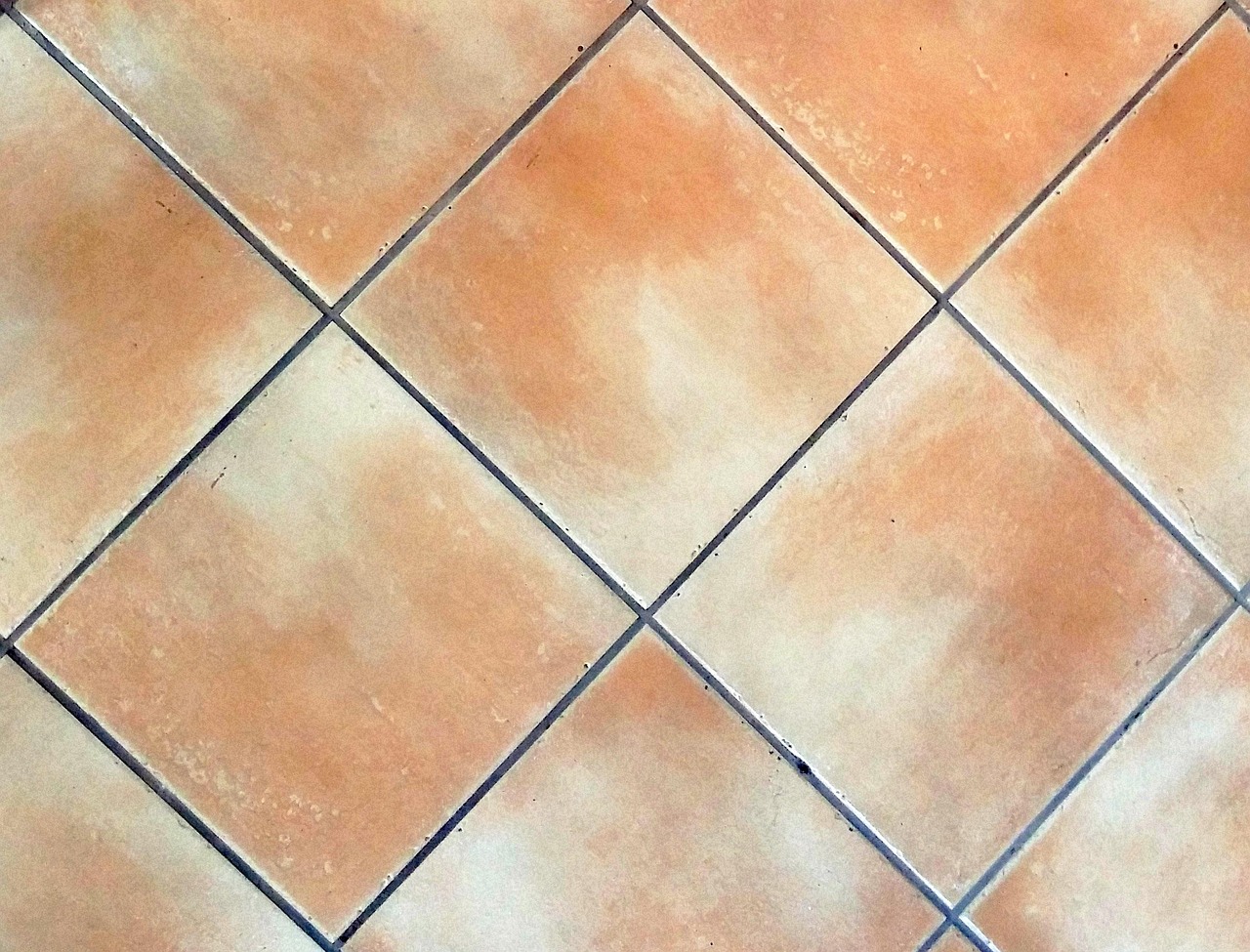 Fughe del pavimento pulite con un trucco della nonna, prodotti naturali e risultati brillanti.