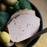 Seitan gommoso tagliato sottile, pronto per essere cotto con salsa deliziosa.