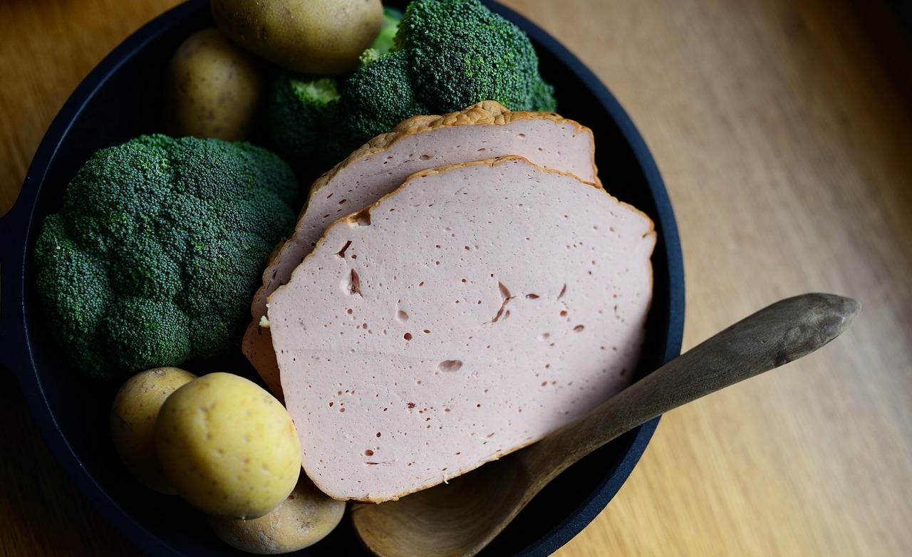 Seitan gommoso tagliato sottile, pronto per essere cotto con salsa deliziosa.