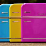 Frigorifero con etichetta energetica, evidenziando consigli per risparmiare energia e ridurre i consumi.