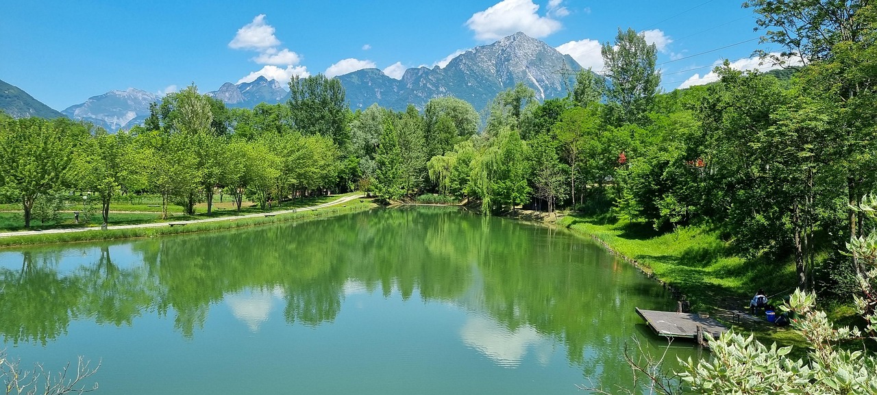 Lago del Trentino con acque turchesi e montagne sullo sfondo, un paesaggio da favola.